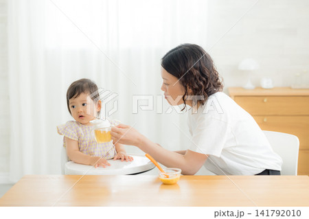 離乳食を食べる1歳の女の子 離乳食を食べる1歳の女の子 141792010