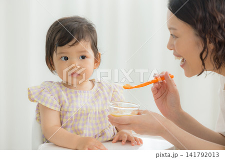 離乳食を食べる1歳の女の子 離乳食を食べる1歳の女の子 141792013