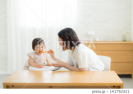 離乳食を食べる1歳の女の子 141792021