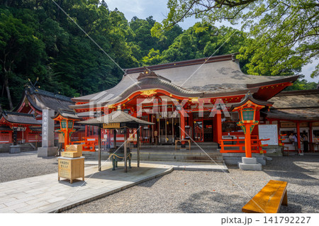 熊野那智大社の朱塗りの社殿と境内の風景 熊野那智大社の朱塗りの社殿と境内の風景 141792227
