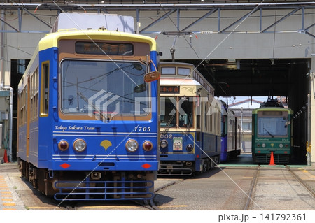 荒川車庫に留置中の青色の都電荒川線車両(東京都荒川区) 荒川車庫に留置中の青色の都電荒川線車両(東京都荒川区) 141792361