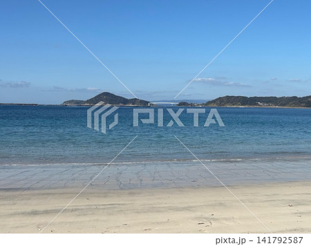 青空とエメラルドグリーンの美しい海と砂浜 141792587