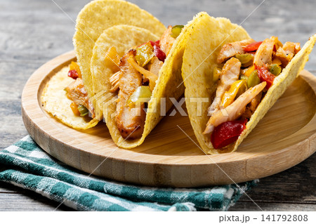 Mexican chicken tacos 141792808