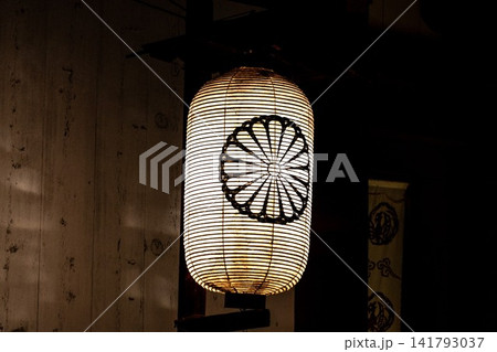 菊花紋が光る東大寺の提灯 菊花紋が光る東大寺の提灯 141793037