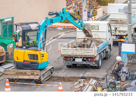 合流管耐震化工事(更生工法)アスファルト舗装撤去 道路掘削 作業員 合流管耐震化工事(更生工法)アスファルト舗装撤去 道路掘削 作業員 141793233