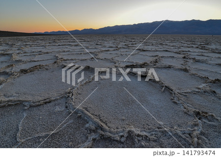 六角形に広がる塩の結晶とデスバレーの夕焼け 六角形に広がる塩の結晶とデスバレーの夕焼け 141793474