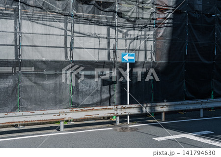 足場を設置した塗装工事現場 足場を設置した塗装工事現場 141794630
