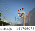 真夏の青空が広がる工事現場沿いの静かな生活道路 141796078