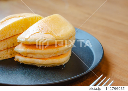 朝食にぴったりのシロップがけパンケーキとスープ 朝食にぴったりのシロップがけパンケーキとスープ 141796085