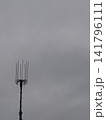 曇り空に伸びる通信アンテナと広い余白｜電波・通信インフラをイメージした背景素材 141796111