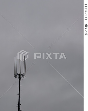 曇り空に伸びる通信アンテナと広い余白|電波・通信インフラをイメージした背景素材 曇り空に伸びる通信アンテナと広い余白|電波・通信インフラをイメージした背景素材 141796111