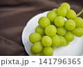 箱に入ったシャインマスカットの房 141796365