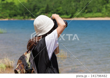 夏の野反湖を撮影する女性 群馬県中之条町 夏の野反湖を撮影する女性 群馬県中之条町 141796482