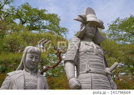 群馬県沼田公園の真田信之・小松姫像 141796604