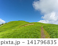 初夏の霧ヶ峰・美ヶ原エリア、どこまでも続く三峰山への美しい稜線（長野県） 141796835