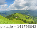初夏の霧ヶ峰・美ヶ原エリア、どこまでも続く三峰山への美しい稜線（長野県） 141796842