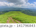 初夏の霧ヶ峰・美ヶ原エリア、どこまでも続く三峰山への美しい稜線（長野県） 141796843