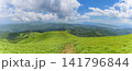 初夏の霧ヶ峰・美ヶ原エリア、どこまでも続く三峰山への美しい稜線（長野県） 141796844