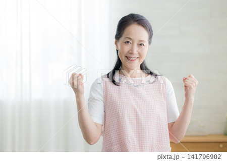 エプロンのシニア女性 141796902