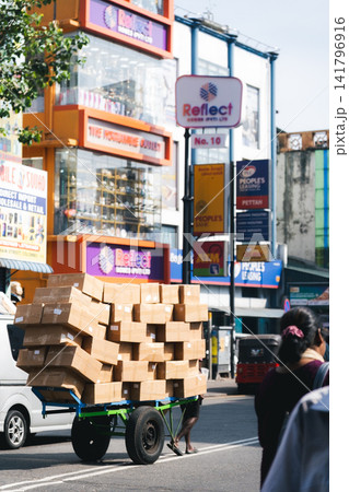 スリランカのコロンボの荷物を運ぶ人 スリランカのコロンボの荷物を運ぶ人 141796916