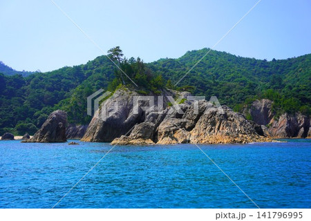 夏の鳥取県 浦富海岸の奇岩とエメラルドグリーンの美しい海 山陰海岸ジオパーク 夏の鳥取県 浦富海岸の奇岩とエメラルドグリーンの美しい海 山陰海岸ジオパーク 141796995