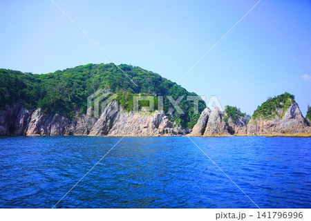 夏の鳥取県 浦富海岸の奇岩とエメラルドグリーンの美しい海 山陰海岸ジオパーク 夏の鳥取県 浦富海岸の奇岩とエメラルドグリーンの美しい海 山陰海岸ジオパーク 141796996