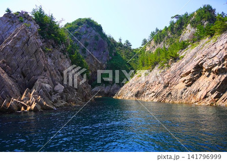 夏の鳥取県 浦富海岸の奇岩とエメラルドグリーンの美しい海 山陰海岸ジオパーク 夏の鳥取県 浦富海岸の奇岩とエメラルドグリーンの美しい海 山陰海岸ジオパーク 141796999