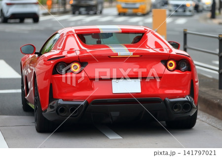 イタリア製の赤いスポーツカー イメージ イタリア製の赤いスポーツカー イメージ 141797021