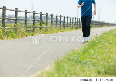河川敷でランニングするシニア男性　 141797036