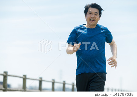 河川敷でランニングするシニア男性　 141797039