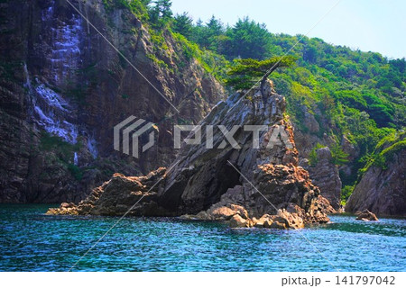 夏の鳥取県 浦富海岸の奇岩とエメラルドグリーンの美しい海 山陰海岸ジオパーク 夏の鳥取県 浦富海岸の奇岩とエメラルドグリーンの美しい海 山陰海岸ジオパーク 141797042