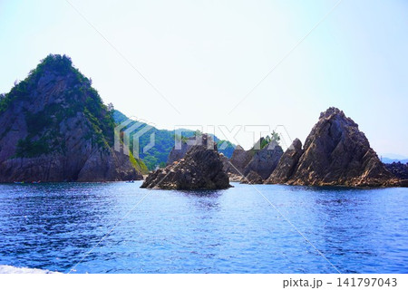 夏の鳥取県 浦富海岸の奇岩とエメラルドグリーンの美しい海 山陰海岸ジオパーク 夏の鳥取県 浦富海岸の奇岩とエメラルドグリーンの美しい海 山陰海岸ジオパーク 141797043
