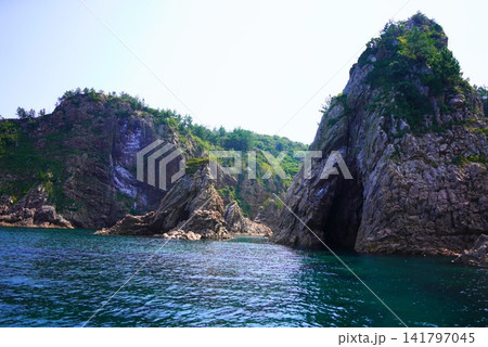 夏の鳥取県 浦富海岸の奇岩とエメラルドグリーンの美しい海 山陰海岸ジオパーク 夏の鳥取県 浦富海岸の奇岩とエメラルドグリーンの美しい海 山陰海岸ジオパーク 141797045