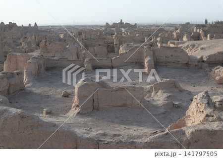 中国シルクロードのウイグル自治区トルファンの名所の一つ交河故城 中国シルクロードのウイグル自治区トルファンの名所の一つ交河故城 141797505