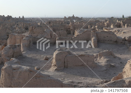 中国シルクロードのウイグル自治区トルファンの名所の一つ交河故城 中国シルクロードのウイグル自治区トルファンの名所の一つ交河故城 141797508
