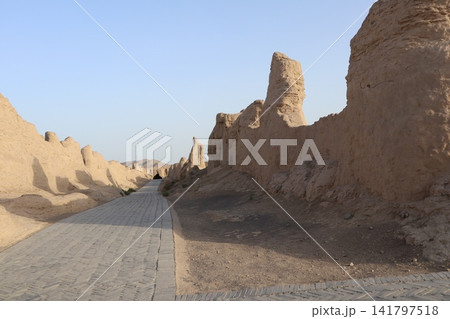 中国シルクロードのウイグル自治区トルファンの名所の一つ交河故城 141797518
