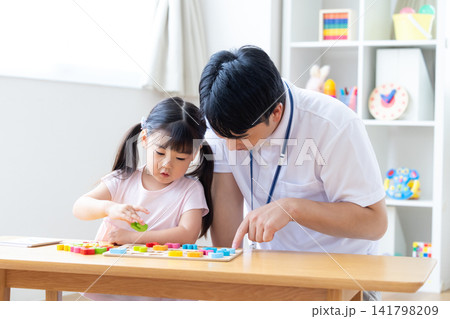 幼児教育 英会話教室でレッスンを受ける女の子 幼児教育 英会話教室でレッスンを受ける女の子 141798209