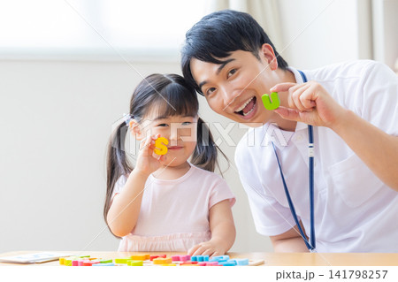 幼児教育 英会話教室でレッスンを受ける女の子 幼児教育 英会話教室でレッスンを受ける女の子 141798257