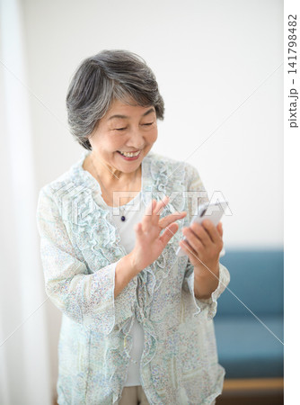 スマホを見る80代女性 スマホを見る80代女性 141798482