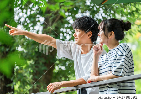 休日,夏休みに緑の中でリフレッシュする男女,カップル,夫婦,恋人 141798592
