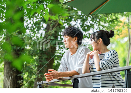 休日,夏休みに緑の中でリフレッシュする男女,カップル,夫婦,恋人 休日,夏休みに緑の中でリフレッシュする男女,カップル,夫婦,恋人 141798593
