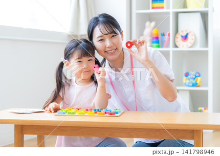 幼児教育 英会話教室でレッスンを受ける女の子 幼児教育 英会話教室でレッスンを受ける女の子 141798946