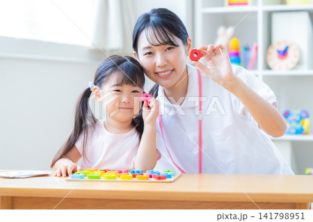 幼児教育　英会話教室でレッスンを受ける女の子 141798951