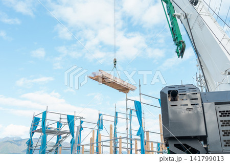 新築住宅の建前工事,クレーン車(建築現場,上棟) 新築住宅の建前工事,クレーン車(建築現場,上棟) 141799013