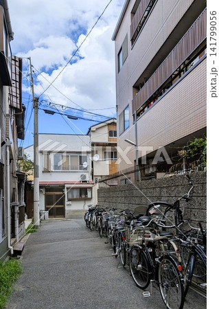 都会の路地の風景 都会の路地の風景 141799056