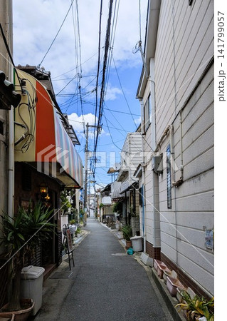 都会の路地の風景 都会の路地の風景 141799057