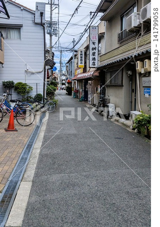 都会の路地の風景 141799058