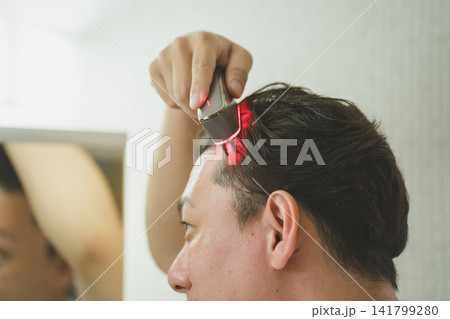 LEDスカルプブラシを使う40代男性のスカルプケア LEDスカルプブラシを使う40代男性のスカルプケア 141799280