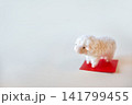 赤色敷紙に乗ったひつじ 141799455