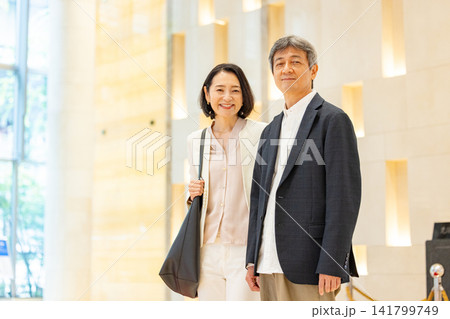 旅行を楽しむシニア夫婦 旅行を楽しむシニア夫婦 141799749